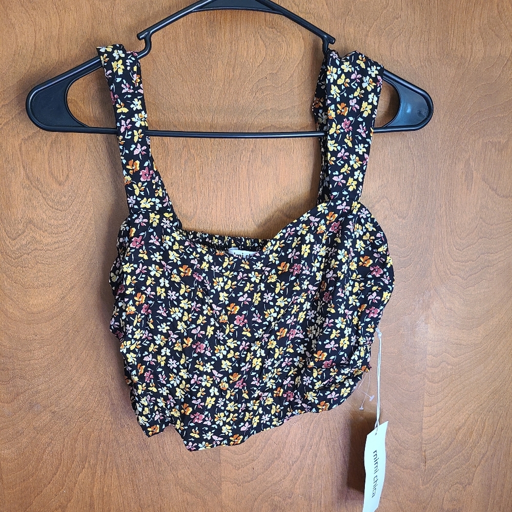 🌟 4/$20 Mimi Chica Black Floral Crop Top